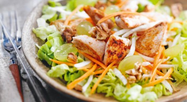 Gourmet recipe: Spicy chicken salad with grapes and walnuts