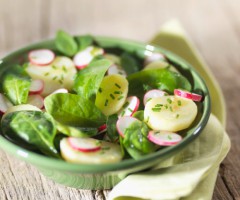 Quick recipe: Potato salad with spinach and radish