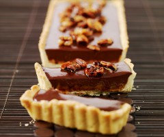Dessert recipe: Chocolate tart and caramelized peanuts