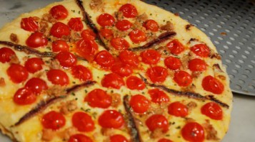 Pizza recipe: Pizza with cherry tomatoes, tuna and anchovies