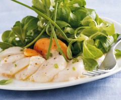 asy fish recipe: Scallop slices and lambs lettuce salad