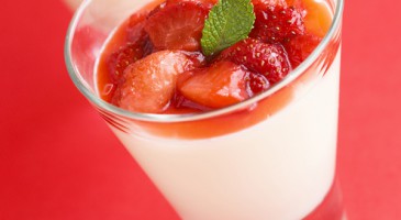 Easy recipe: Vanilla and strawberry panna cotta