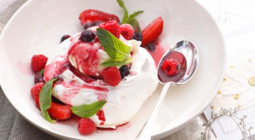 Russian dessert: Red fruit pavlova