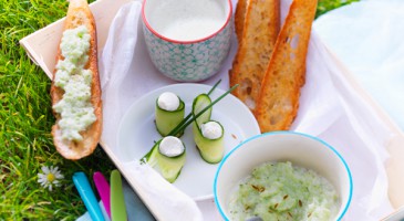 Greek cuisine recipe: tsatziki and cucumber soup