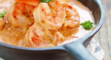 Easy recipe: Scampi with cream and smoked salmon