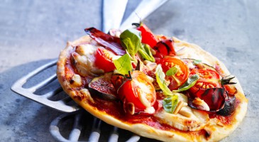 Quick recipe: Pizza with Parma ham, figs and honey