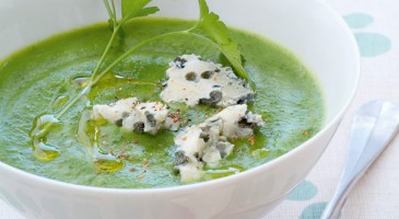 Healthy recipe: Soup with spinach, parsley, broccoli and blue cheese