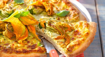 Easy recipe: Zucchini flower pizza