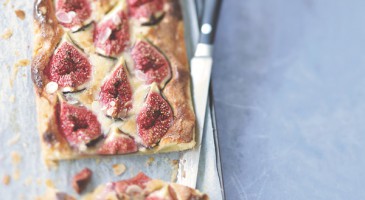 Sweet recipe: Thin crust pizza with almonds and figs