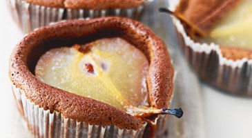 Easy recipe: chocolate fondant with pear