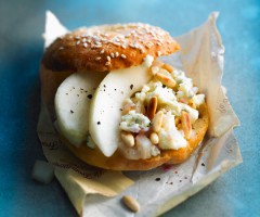 Quick and easy recipe: Gorgonzola and pear bagel