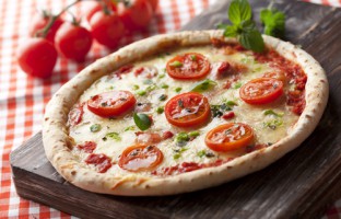 Classic recipe: Tomato and mozzarella pizza