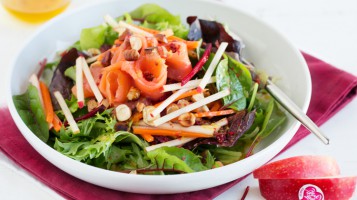 Easy recipe: Mixed greens and apple salad with smoked salmon