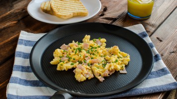 Easy recipe: Scrambled eggs with potatoes and bacon