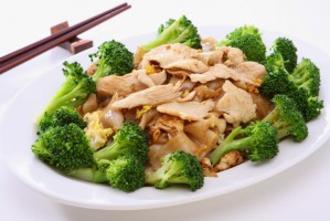 Asian recipe: Stir-fried rice with chicken and broccoli
