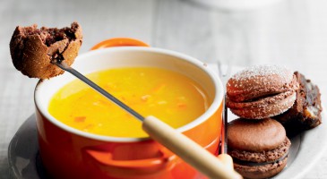 Dessert recipe: Orange juice fondue with chocolate macarons