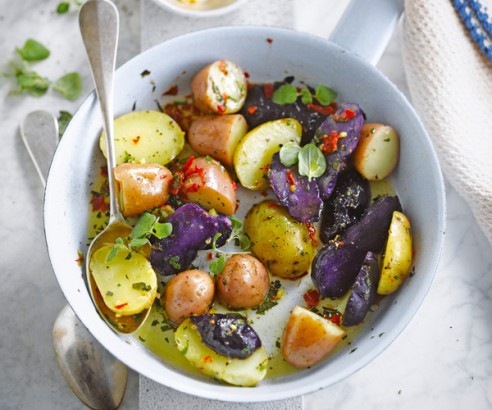 Mixed potatoes with oregano and chili