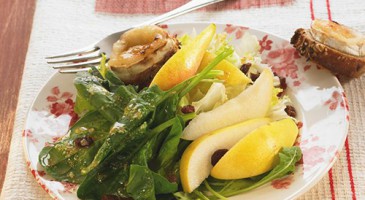 Salad recipe: Pear salad with lamb's lettuce and goat cheese