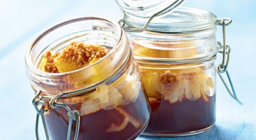 Easy recipe: Speculoos crumble with pear and chocolate